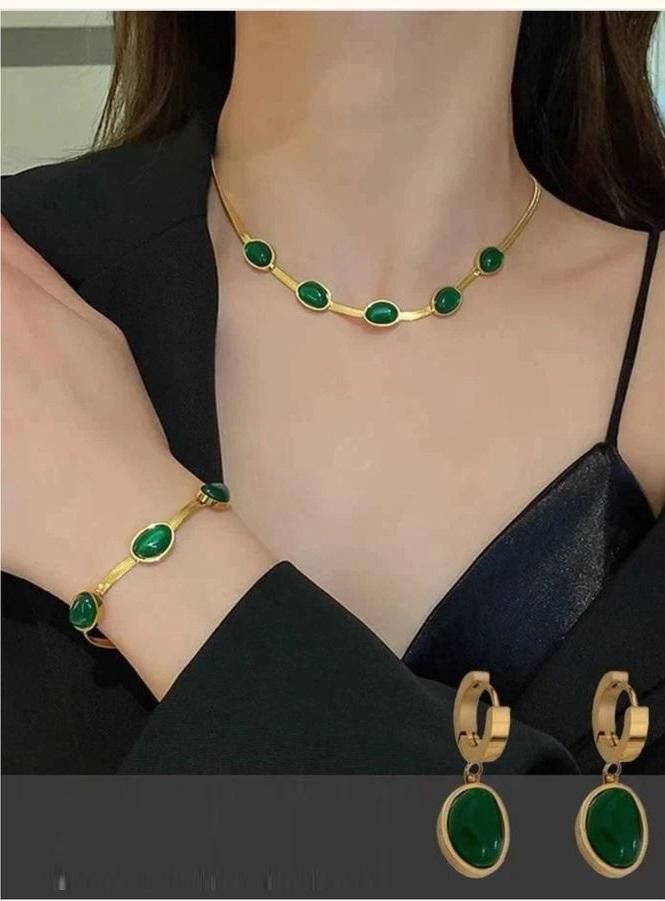 Naina Oval Green Pendant Set
